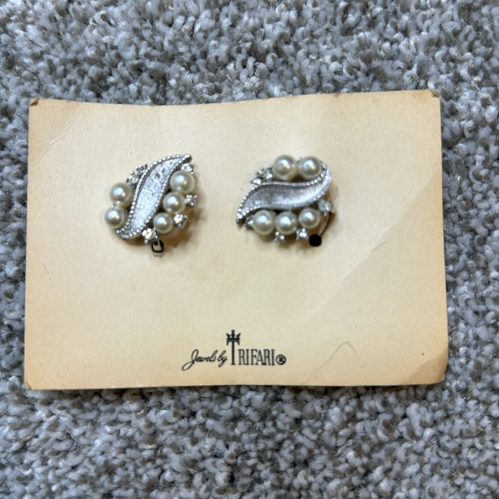 NWT Vintage Trifari Clip-on Earrings